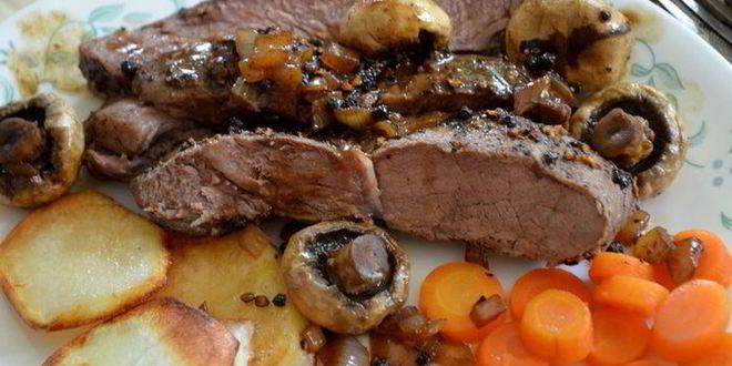 Рецепт стейка с черным перцем, коньяком и грибами