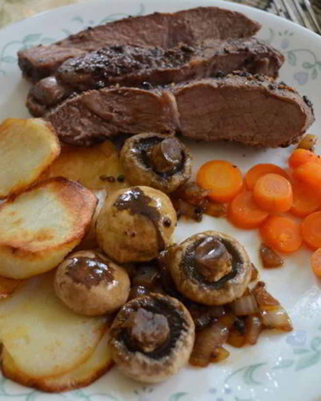 Рецепт стейка с черным перцем, коньяком и грибами