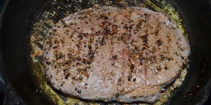 Шаг 1: стейка с черным перцем, коньяком и грибами