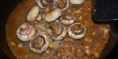 Шаг 2: стейка с черным перцем, коньяком и грибами