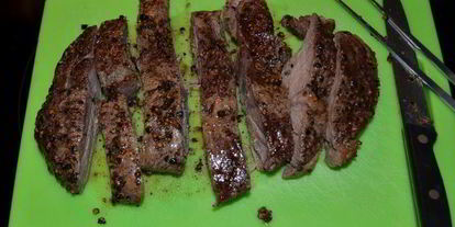 Шаг 3: стейка с черным перцем, коньяком и грибами