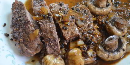 Шаг 4: стейка с черным перцем, коньяком и грибами