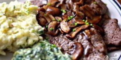 Шаг 10: стейка с грибным соусом и сливочным шпинатом