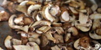 Шаг 8: стейка с грибным соусом и сливочным шпинатом