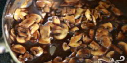 Шаг 9: стейка с грибным соусом и сливочным шпинатом