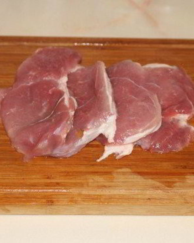 Рецепт стейков из свинины с луком на сковороде