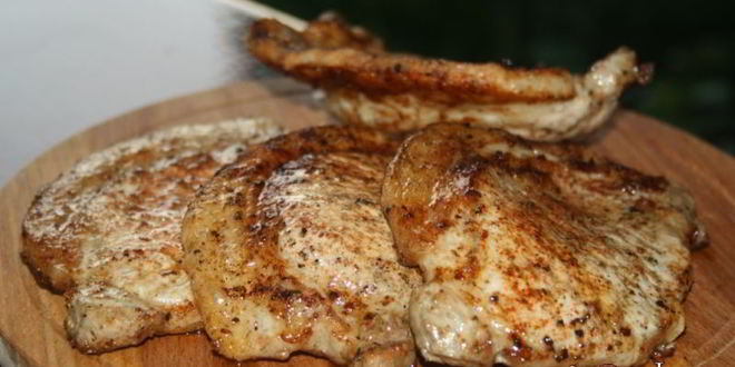 Рецепт стейков из свиной корейки в сухом маринаде на решетке на мангале