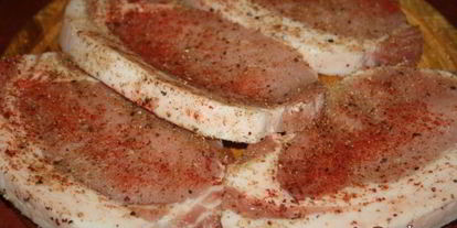 Шаг 1: стейков из свиной корейки в сухом маринаде на решетке на мангале