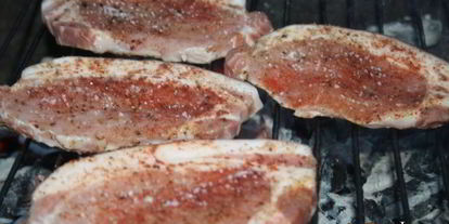 Шаг 2: стейков из свиной корейки в сухом маринаде на решетке на мангале