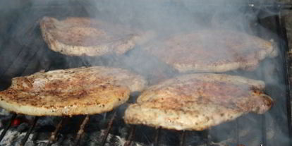 Шаг 3: стейков из свиной корейки в сухом маринаде на решетке на мангале