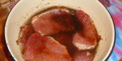 Шаг 1: свиных стейков под соусом с запеченым картофелем