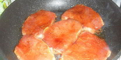 Шаг 4: свиных стейков под соусом с запеченым картофелем