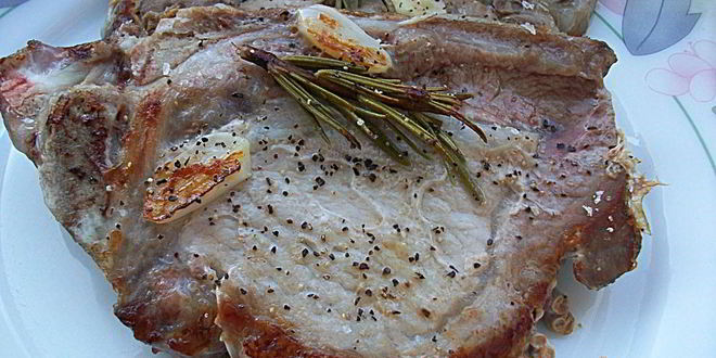 Рецепт Свиных стейков с розмарином и чесноком жареные без масла