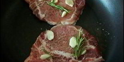 Шаг 2: свиных стейков с розмарином и чесноком жареные без масла