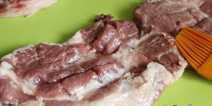 Шаг 1: свиных стейков в паприке