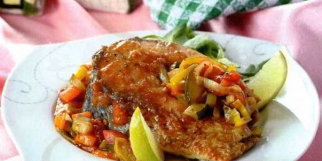 Рецепт жареных стейков кефали с овощами