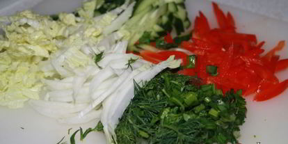 Шаг 7: фунчозы с говяжьими тефтельками и овощами