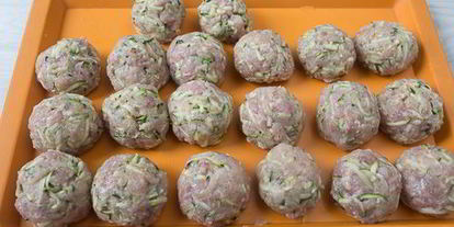 Шаг 3: кабачковых тефтелей в томатном соусе