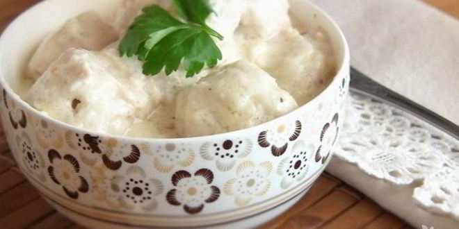 Рецепт куриных тефтелей в молочном соусе