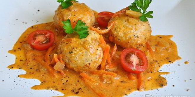 Рецепт Куриных тефтелей в сметанно-томатном соусе