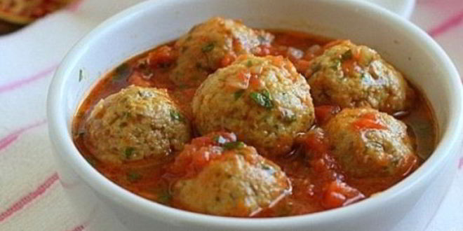 Рецепт куриных тефтелей в томатном соусе