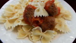 Рецепт Мясных тефтелей с сыром на помидорной подушке