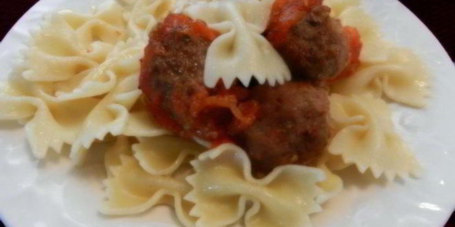 Рецепт Мясных тефтелей с сыром на помидорной подушке