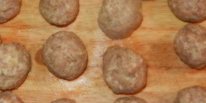 Шаг 1: мясных тефтелей с сырома ны помидорного подушке