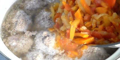 Шаг 8: мясных тефтелей в овощнома соусе