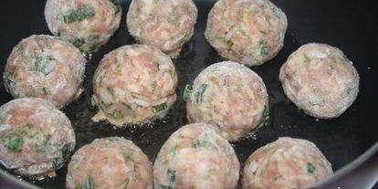 Шаг 4: свиного-говяжьих тефтельки тушеные в томате с овощами