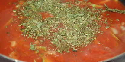 Шаг 7: свиного-говяжьих тефтельки тушеные в томате с овощами