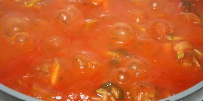 Шаг 8: свиного-говяжьих тефтельки тушеные в томате с овощами