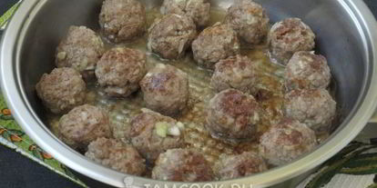 Шаг 6: тефтелей с кабачками в сковороде