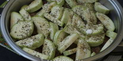 Шаг 7: тефтелей с кабачками в сковороде