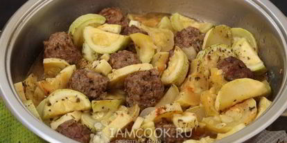 Шаг 8: тефтелей с кабачками в сковороде