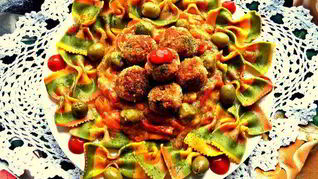 Рецепт Тефтелек с трехцветной пастой и овощной подливой