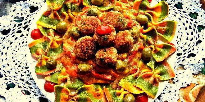 Рецепт Тефтелек с трехцветной пастой и овощной подливой