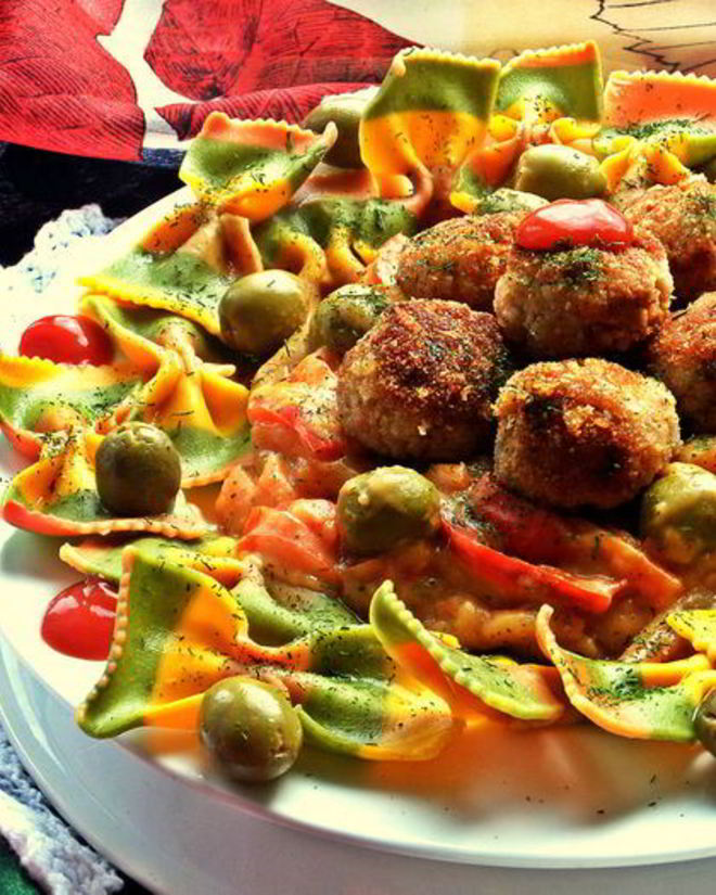 Рецепт тефтелек с трехцветной пастой и овощной подливой