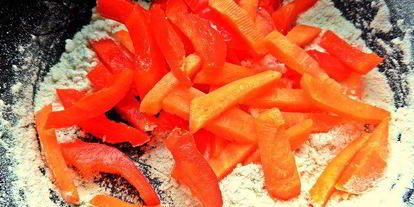 Шаг 13: тефтелек с трехцветной пастой и овощной подливой