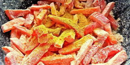 Шаг 14: тефтелек с трехцветной пастой и овощной подливой