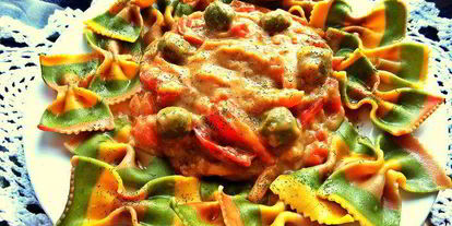 Шаг 18: тефтелек с трехцветной пастой и овощной подливой