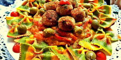 Шаг 19: тефтелек с трехцветной пастой и овощной подливой