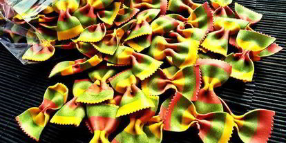 Шаг 2: тефтелек с трехцветной пастой и овощной подливой