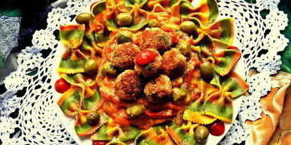 Шаг 20: тефтелек с трехцветной пастой и овощной подливой