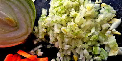 Шаг 3: тефтелек с трехцветной пастой и овощной подливой