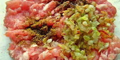 Шаг 5: тефтелек с трехцветной пастой и овощной подливой