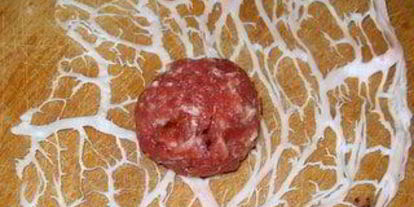 Шаг 4: тефтелек в свиной жировой сетке