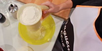 Шаг 1: теста для вареников с вишней заварное