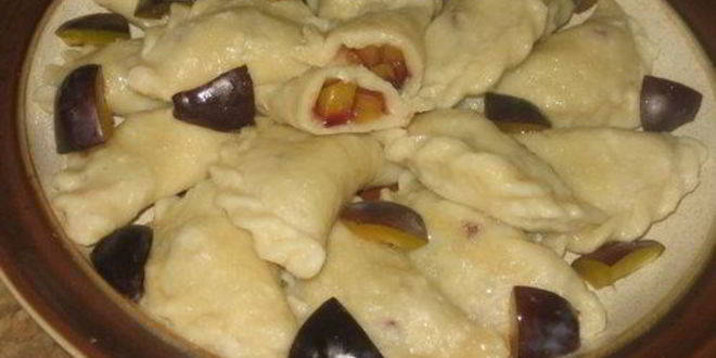 Рецепт вареников из творожного теста со сливами