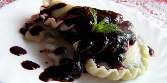 Рецепт вареников с черникой и соусом под шафе